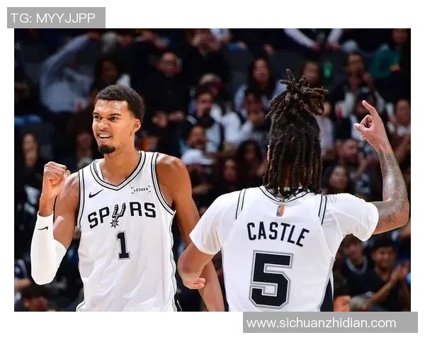 马刺两连胜狂欢：瓦塞尔卡斯尔合影闪耀